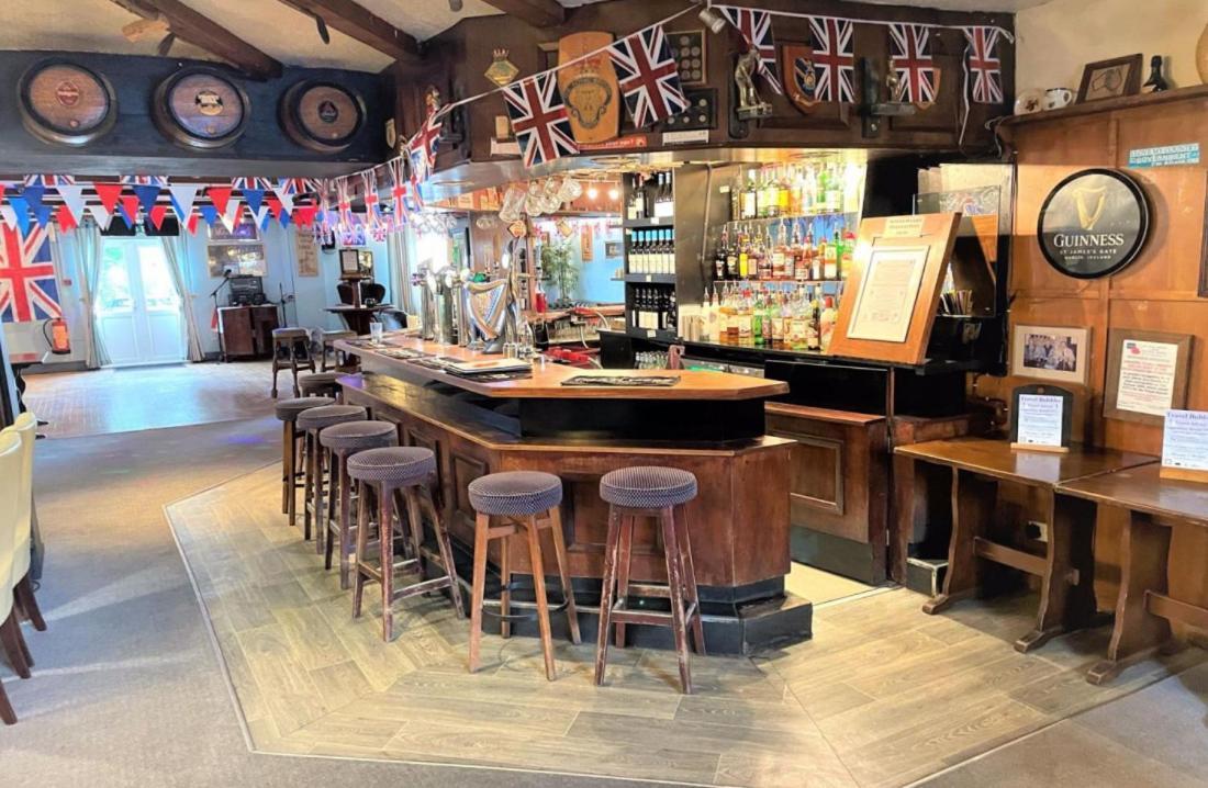 The Sportsmans Inn Limited ไอวีบริดจ์ ภายนอก รูปภาพ